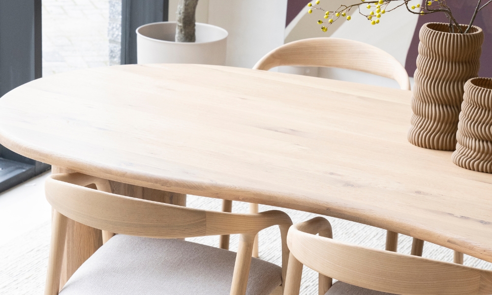 Houten tafel behandelen: De beste tips voor onderhoud en bescherming